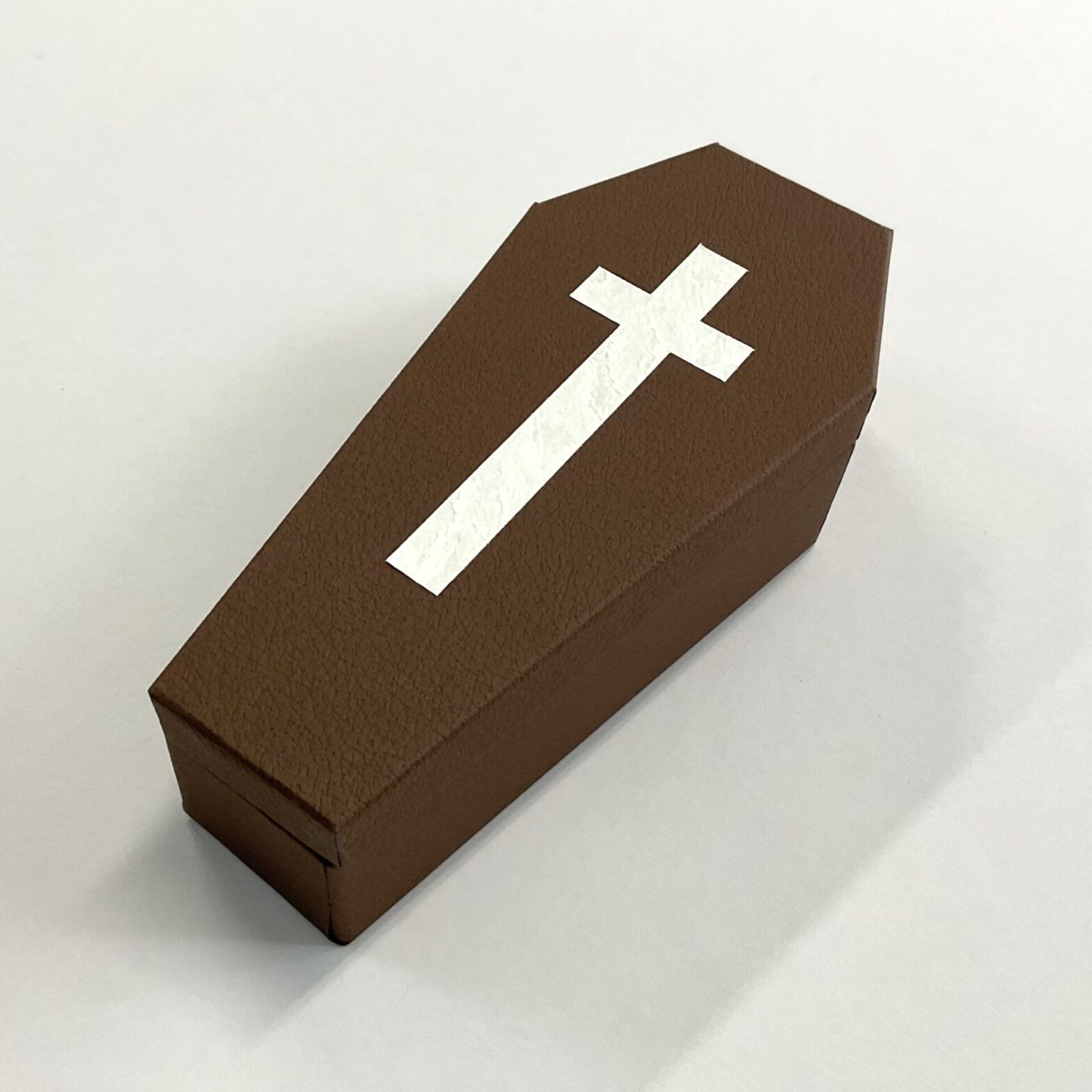 ギフトボックスとして使えるハロウィンにぴったりな棺桶の形の貼り箱